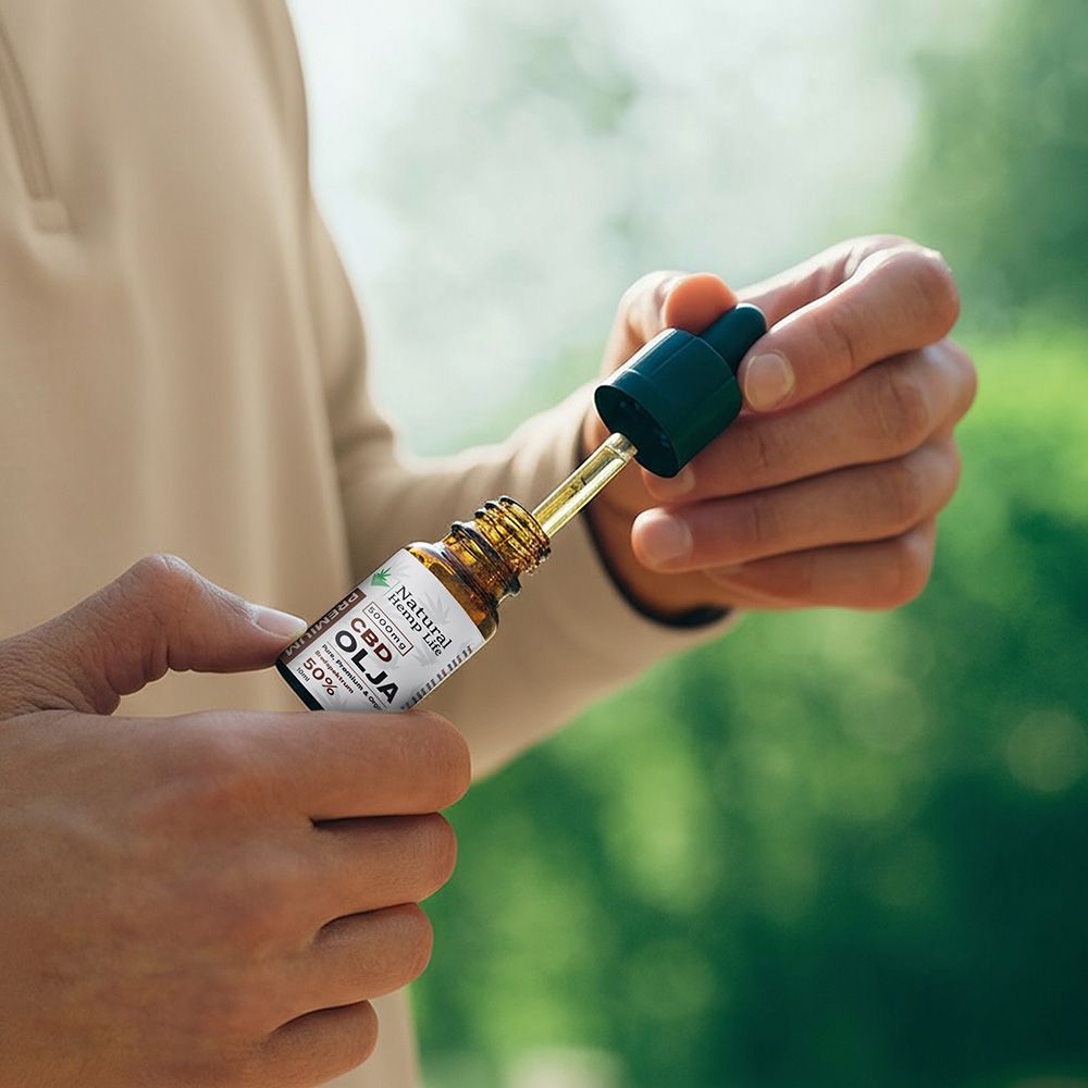 CBD-olje 50 % fra Natural Hemp Life i hånden